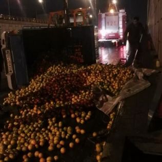 آتش نشانی نیشابور - واژگونی یکدستگاه وانت نیسان در زیرگذر کمربندی ۷۶ متری 