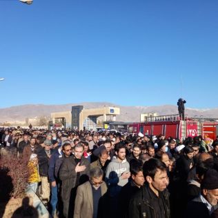 آتش نشانی نیشابور - استقرار خودروهای آتش نشانی جهت تامین ایمنی مراسم تشییع و خاکسپاری شهید گمنام 