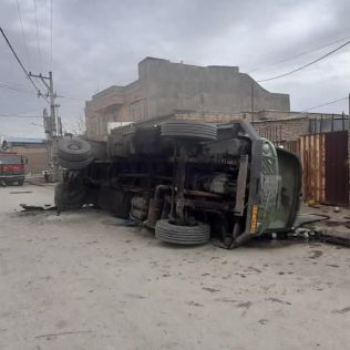 آتش نشانی نیشابور - واژگونی یکدستگاه کامیون به علت فرونشست زمین در خیابان رسالت غربی 