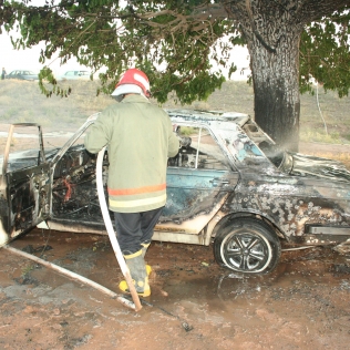 آتش نشانی نیشابور - نشت گاز خودرو پیکان باعث آتش سوزی شد