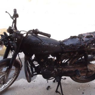 آتش نشانی نیشابور - آتش سوزی موتور سیکلت در پارکینگ