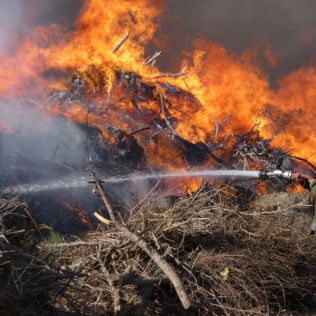 آتش نشانی نیشابور - سرعت عمل آتش نشانان دکل ایرانسل را از آتش سوزی نجات داد