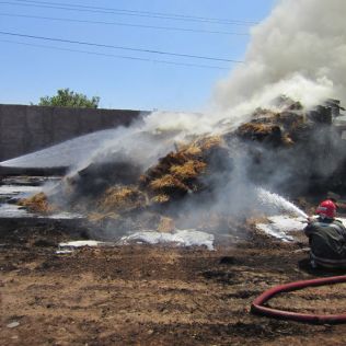 آتش نشانی نیشابور - آتش سوزی کامیون حامل پرس سفالی گندم