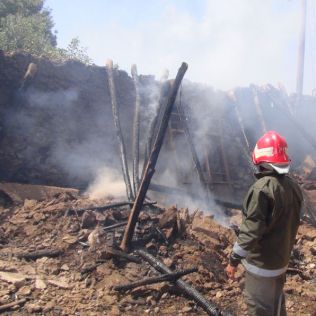 آتش نشانی نیشابور - آتش تنور سقف مطبخ را به آتش کشید