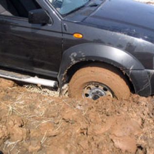 آتش نشانی نیشابور - گیرکردن خودرو سواری در گل