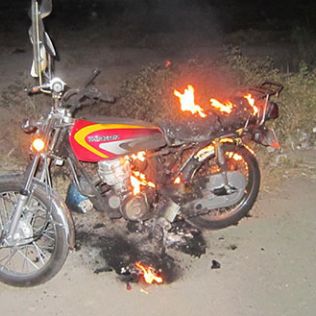 آتش نشانی نیشابور - آتش سوزی موتور سیکلت به سرعت خاموش شد