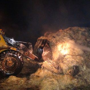 آتش نشانی نیشابور - آتش سوزی پرس کاه در دامداری