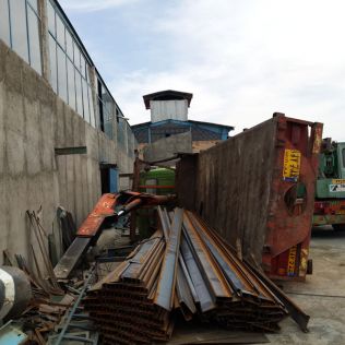 آتش نشانی نیشابور - بی احتیاطی موجب واژگونی جرثقیل شد