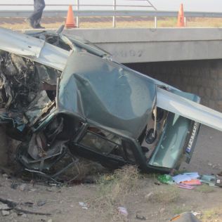 آتش نشانی نیشابور - برخورد پراید با گارد ریل حادثه ساز شد