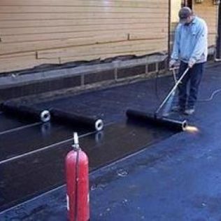 آتش نشانی نیشابور - آتش سوزی کپسول گاز و ایزوگام بر روی بام منزل مسکونی