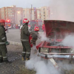 آتش نشانی نیشابور - خاموش کننده دستی خودرو پیکان را از شعله های آتش نجات داد