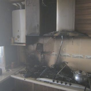 آتش نشانی نیشابور - آتش گرفتن هود آشپزخانه موجب خسارت به منزل مسکونی شد