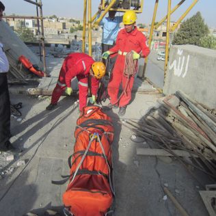 آتش نشانی نیشابور - نجات کارگر کاشی کار از روی پشت بام آرامگاه بی بی شطیطه