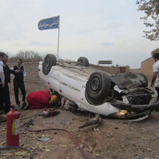 آتش نشانی نیشابور - سرعت زیاد موجب واژگونی خودرو پژو شد