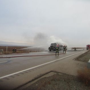 آتش نشانی نیشابور - تلاش غیورانه آتش نشانان یک تریلر حامل بنزین را از کام آتش رهاند