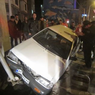 آتش نشانی نیشابور - تصادف خودرو پراید با تیر چراغ راهنمایی