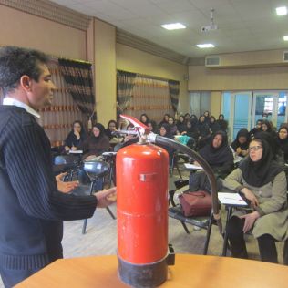 آتش نشانی نیشابور - دوره بازآموزی آشنایی و کار با خاموش کننده دستی در بیمارستان حکیم