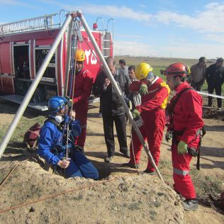 آتش نشانی نیشابور - خارج کردن جنازه دختری 23 ساله از داخل چاهی در نیشابور