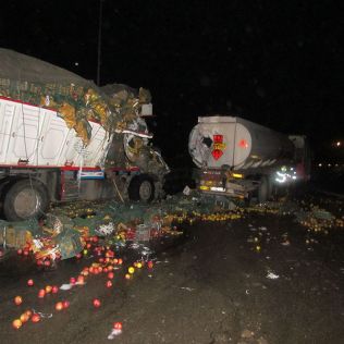 آتش نشانی نیشابور - نشتی بنزین در اثر تصادف کامیون با تریلر حمل سوخت