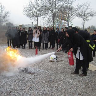 آتش نشانی نیشابور - دوره باز آموزی آشنایی با خاموش کننده ها ویژه پرسنل بیمارستان قمر بنی هاشم(ع)