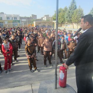 آتش نشانی نیشابور - آموزش اصول ایمنی و آشنایی دانش آموزان با خطرات چهارشنبه آخر سال توسط کارشناسان آموزش در مدارس انجام 