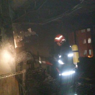 آتش نشانی نیشابور - آتش سوزی در طبقه سوم یک آپارتمان مسکونی