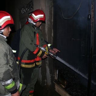 آتش نشانی نیشابور - آتش سوزی جعبه های چوبی میوه فروشی