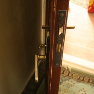 آتش نشانی نیشابور - نجات کودک بازیگوش از داخل اتاق