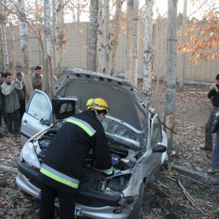 آتش نشانی نیشابور - خودرو 206 در جاده باغرود واژگون شد