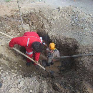 آتش نشانی نیشابور - آبی که داشت بلای جان باغبان می شد
