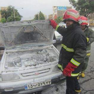 آتش نشانی نیشابور - آتش سوزی خودرو در داخل تعمیرگاه با خاموش کننده مهار شد