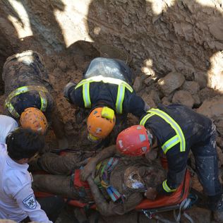 آتش نشانی نیشابور - نجات معجزه آسای مقنی با تلاش نجاتگران آتش نشان