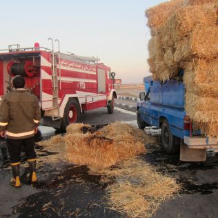 آتش نشانی نیشابور - آتش سوزی نیسان با بار پرس گندم