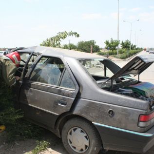 آتش نشانی نیشابور - واژگونی خودرو پژو 405 در جاده باغرود