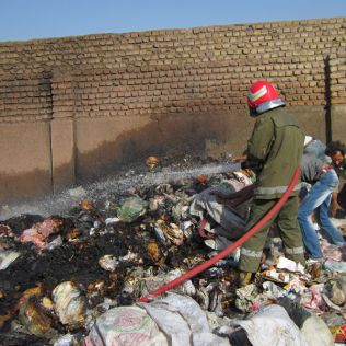 آتش نشانی نیشابور - آتش سوزی در انبار ضایعات