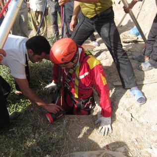 آتش نشانی نیشابور - نجات پسر بچه هفت ساله از داخل چاه