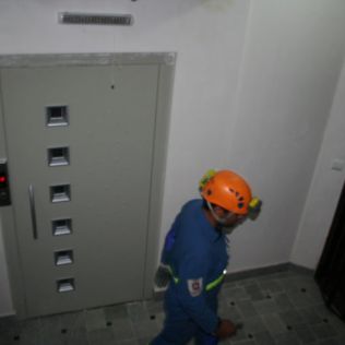 آتش نشانی نیشابور - نجات پسر بچه 13 ساله از داخل آسانسور