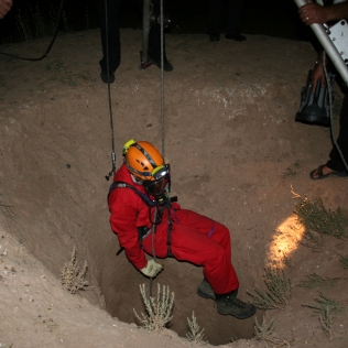 آتش نشانی نیشابور - لاشه مرغ در داخل چاه