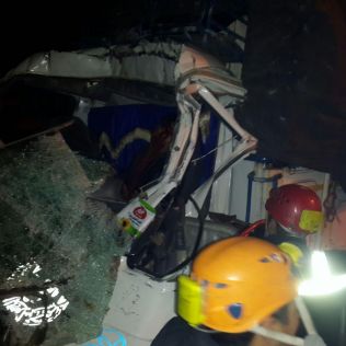 آتش نشانی نیشابور - خواب آلودگی و برخورد شدید دو کامیون