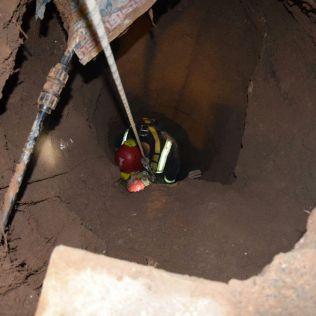 آتش نشانی نیشابور - با تلاش نجاتگران خانم سالمند زنده از چاه بیرون آمد