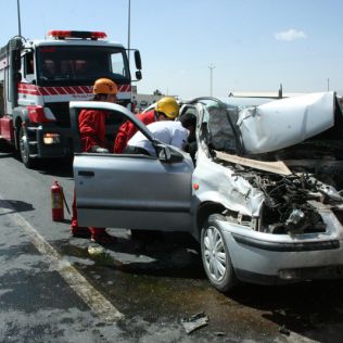 آتش نشانی نیشابور - سقوط خودرو سمند از پل
