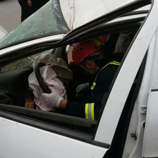 آتش نشانی نیشابور - سرعت بالاموجب واژگونی خودرو شد