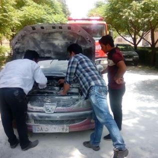 آتش نشانی نیشابور -  آتش سوزی خودرو 206 با خاموش کننده دستی اطفا شد