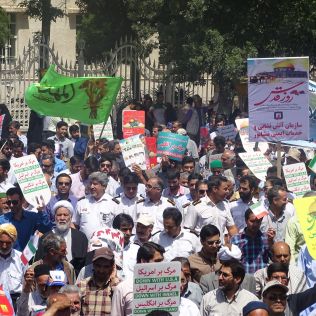 آتش نشانی نیشابور - حضور آتش نشانان نیشابور در راهپیمایی روز قدس و استقرار خودروهای آتش نشانی در مسیر راهپیمایی