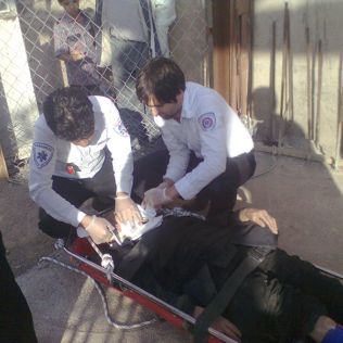 آتش نشانی نیشابور - سقوط پیر زن به داخل زیر زمین مسجد در حال ساخت