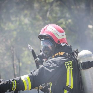 آتش نشانی نیشابور - آتش بازی کودک صاحبخانه بلای جان باغچه بان شد.