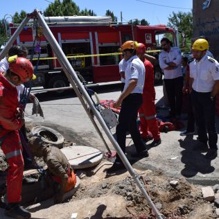 آتش نشانی نیشابور - نجات مقنی از زیر آوار