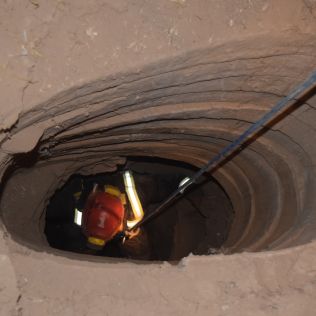 آتش نشانی نیشابور - دو ساعت جستجو برای یافتن و نجات مقنی