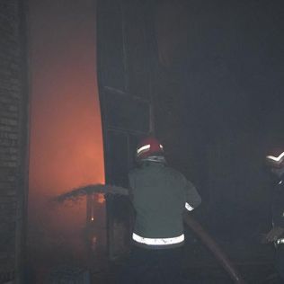 آتش نشانی نیشابور - شب سخت آتش نشانان  در جدال با شعله های آتش انبار لاستیک 