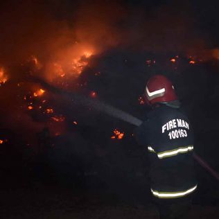 آتش نشانی نیشابور - آتش سوزی انبار پرس کاه بین دومنزل مسکونی
